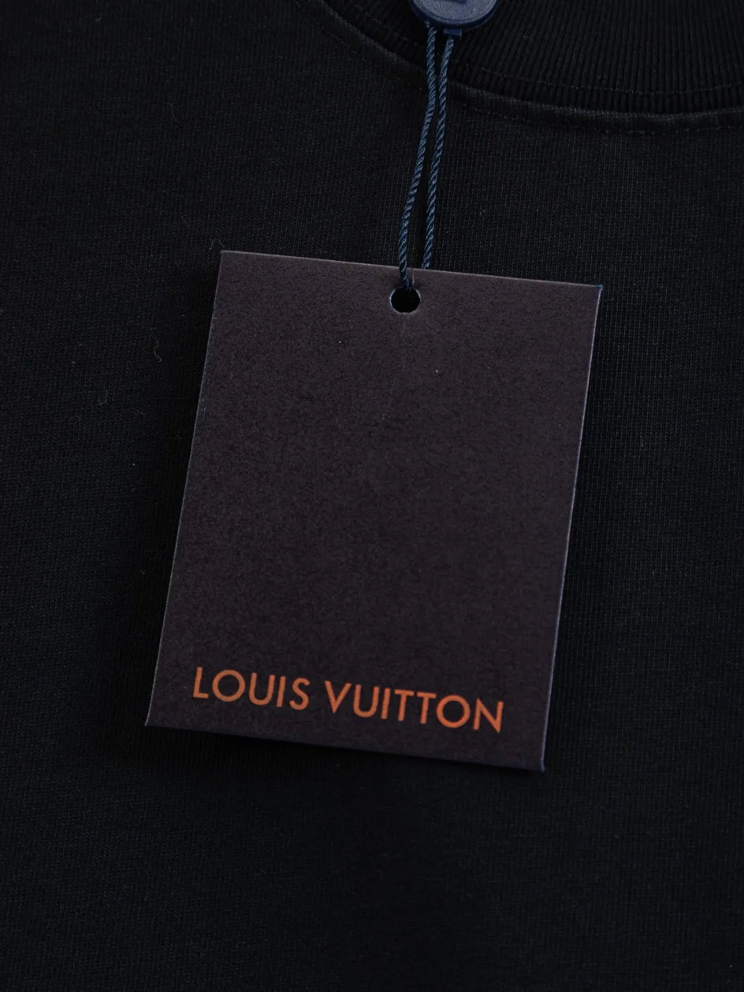🅿️200 Louis Vuitton 1V LV lv slightly wide version S-XL LV 26ss new products are available at the counter simultaneously. Multiple craftsmanship. Chest patch letters 🪡 embroidery. Back patch letters four-leaf clover 🍀🪡 embroidery. Round neck short-sleeved T-shirt, same style for men and women! Consigned to one-to-one creation. Synchronized with the official website, pure cotton fabrics at the counter! It is close to the skin and comfortable, durable and easy to wear. It has a classic and simple logo design and meticulous original craftsmanship. Short-sleeves, a must-have item for men, do not appear to be the same for the general public, but must be unique and eye-catching. This LV short-sleeve is all about quality, comfort, the same shape and fashion as always, including fabrics and cutting techniques. All of them have been made with great effort! 320 grams of washed pure cotton fabric, pure cotton is breathable, very refreshing and comfortable for daily wear. The rib knitting on the neckline is smooth and tight, and the neckline will not be skewed if you toss it at will. The loose version, you will find that it looks really good on the upper body. The overall is minimalist and neat, super versatile for daily use! Pair it casually with a pair of pants for a youthful look. A T-shirt will make your outfit crazy. It is a fashionable item that can never go wrong! Color: Black White Size: S-XL Size chart: S: Shoulder width 50-Bust 56-Length 70 M: Shoulder width 52-Bust 57-Length 72 L: Shoulder width 54-Bust 59-Length 74 XL: Shoulder width 56-Bust 62-Length 76